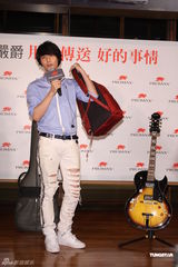 组图：严爵赠千万大礼为母庆生 另一半要孝顺