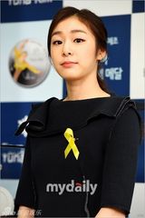 组图：金妍儿退役活动 穿黑衣系黄丝带表哀悼