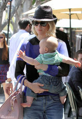 高清图：辣妈詹纽瑞-琼斯街拍 透视上衣搭潮包