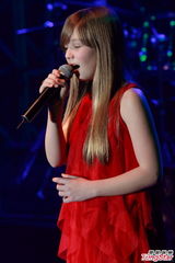 组图：英国人气Connie Talbot香港开唱 红裙可爱