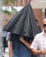 组图：莱昂纳多在片场不满被拍拿伞遮脸