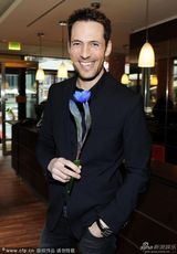 组图：马扎搞怪现身颁奖会 埃娃坐地送爱心