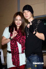 幻灯：萧亚轩为跨年演唱彩排 吴建豪探班送巧克力