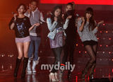 幻灯图：首尔演唱会少女时代等众星劲歌热舞