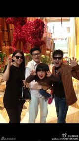 组图：王诗龄拍照扮小恶魔 Kimi变身超人