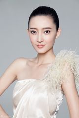 组图：王丽坤优雅俏皮 异域情调上演白色梦幻