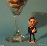 组图：花生壳名人肖像画 埃尔-顿约翰造型搞怪