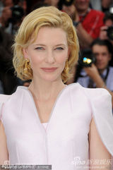 幻灯：《罗宾汉》戛纳记者会 布兰切特粉裙似女神