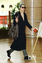 组图：赵寅成赴日宣传《那冬》复古装亮相机场