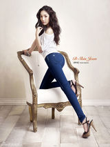 组图：韩国女星朴敏英牛仔裤写真秀修长美腿