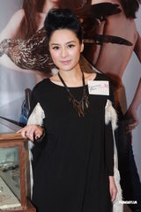 组图：Twins开店义卖二手衣物 感慨应谨慎购物