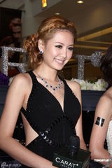 组图：安心亚露美背剪彩 柴智屏劝Makiyo安心工作