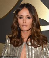 超模特伦菲奥亮相格莱美 银色长裙胸门大开(图)