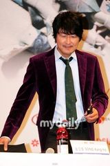 组图：宋康昊奉俊昊釜山宣传《雪国列车》