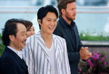 组图：《如父如子》记者会 福山雅治携两美现身