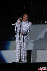 组图：陈奕迅台北火热开唱 台上大玩变装秀