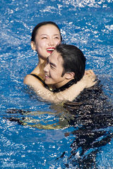 组图：《水立方》俞灏明双人跳很亲密