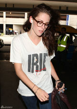 组图：斯图尔特率性装现身机场 赶赴多伦多影展