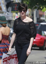 组图：安妮-海瑟薇露香肩购物 墨镜遮脸星范足