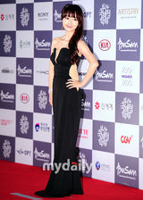 组图：李贞贤黑色低胸装亮相 薄纱隐露美胸