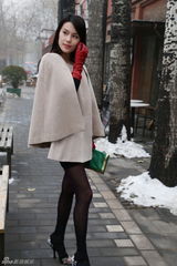 组图：韩丹彤冬日雪地街拍 圣诞色显俏皮