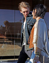 高清图：凡妮莎-哈金斯和新男友约会浓情蜜意