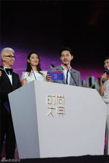 组图：立威廉引领英伦新风潮 帅气走秀微笑迷人