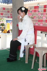 组图：刘家良遗体火化 翁静晶灵前掩脸痛哭