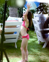 组图：阿汤哥赤膊海滩庆生 苏瑞涂花脸秀粉红比基尼