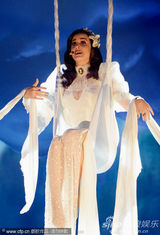 组图：凯蒂-佩里着纯白透视裙高空漫舞