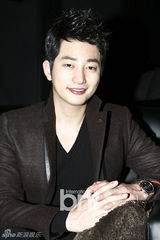 组图：朴施厚与粉丝共同收看《清潭洞》大结局