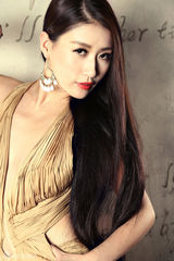 组图：孙敬媛深V露香肩 时装周复古写真曝光