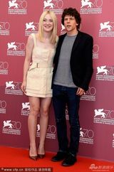 组图：艾森伯格亮相《夜色行动》发布会