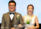 组图：韩星严泰雄郑丽媛婚纱装扮出席新片发布会