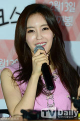 组图：T-ara孝敏出席日片试映 粉裙黑发清秀