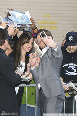 高清图：沃辛顿亮相脱口秀 签名合影有求必应 