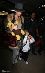 幻灯图集：维多利亚现身机场 克鲁兹独享母爱