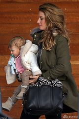 组图:吉赛尔-邦辰抱爱女出街 时尚辣妈面色红润