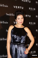 组图：钟楚红优雅亮相慈善影展 现场大方秀裸背