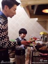 组图：天天森碟春节相聚 张亮下厨田亮刷锅