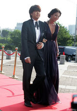 组图：首尔电视剧大赏红毯 佘诗曼于小彤亮相