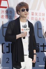 组图：韩星李在元签唱 全场戴大黑超