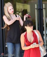 高清组图：艾薇儿休闲装外出购物 肌肤白嫩