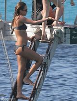 组图：杰西卡-阿尔芭豪放跳水 漂浮偷吻老公