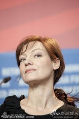 《孤儿》发布会全女子兵阵容 导演马里-库特泽微笑