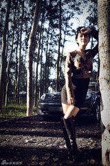 组图：郭柯彤拍摄汽车大片 性感短裙帅气展中性气场