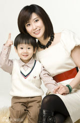 幻灯组图：孟庭苇儿子化身熊猫人 演唱会玩四川变脸