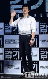 组图：张赫新片《流感》宣传 秀爱紫裙俏美