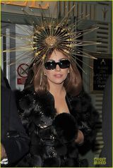 组图：Gaga乘金色马车亮相 别致头饰抢镜十足