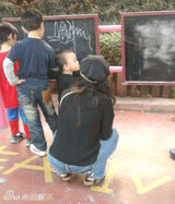 组图：张柏芝次子萌照曝光 抿嘴吃棒棒糖表情可爱